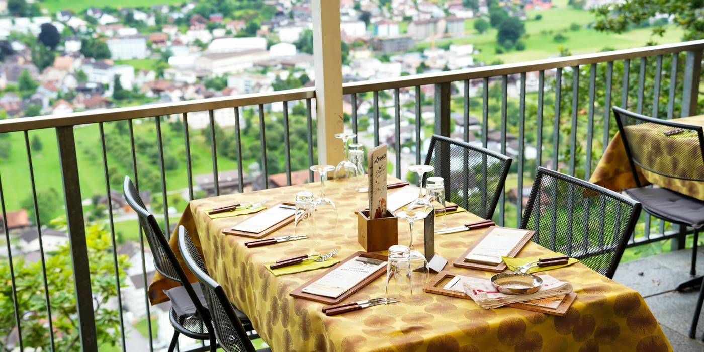 Steiniger Tisch Terasse.jpg